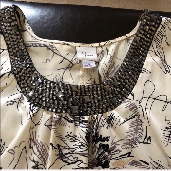 Embellished Yvos blouse has a floral design - Picture 4 of 4